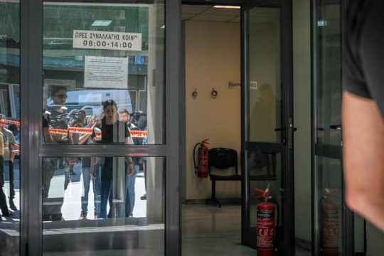 Συναγερμός στην Αθήνα: Επίθεση 89χρονου με καραμπίνα σε ΕΦΚΑ Κεραμεικού και Λουκάρεως - Πέντε τραυματίες